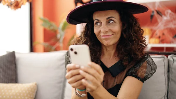 Middle Age Hispanic Woman Using Smartphone Having Halloween Party Home — Fotografia de Stock