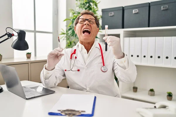 Senior Doctor Hombre Sosteniendo Jeringa Muestra Sangre Enojado Loco Gritando —  Fotos de Stock