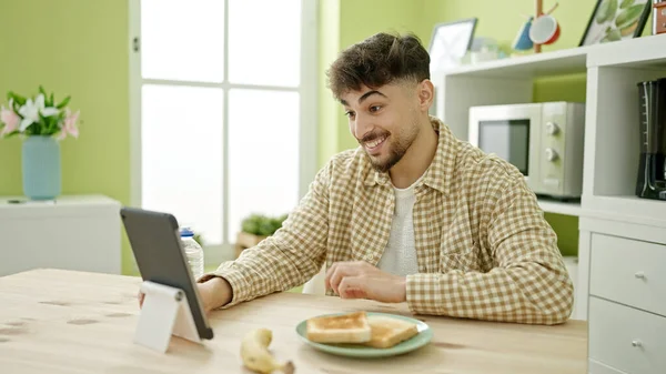 Hombre Árabe Joven Teniendo Videollamada Comiendo Casa — Foto de Stock