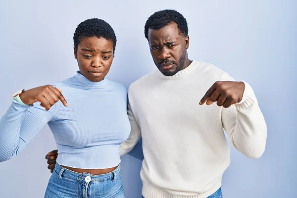 Jeune Couple Afro Américain Debout Sur Fond Bleu Pointant Vers — Photo