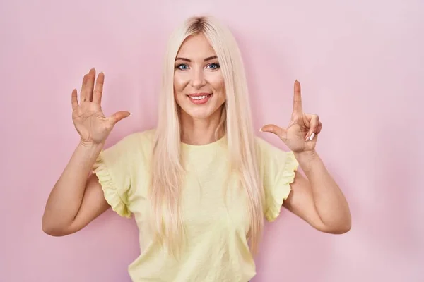 Kaukasische Frau Die Vor Rosa Hintergrund Steht Und Mit Finger — Stockfoto