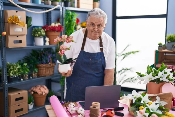 Middelbare Leeftijd Grijsharige Man Bloemist Met Behulp Van Laptop Holding — Stockfoto