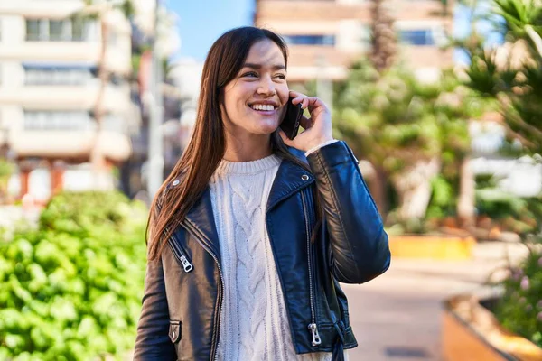 Mladá Žena Usmívá Sebevědomě Mluvit Smartphone Parku — Stock fotografie