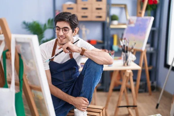 Genç Spanyol Ressam Gülümsüyor Sanat Stüdyosuna Özgüvenli Bakıyor — Stok fotoğraf