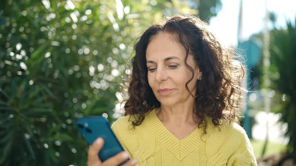 Mulher Hispânica Meia Idade Usando Smartphone Com Expressão Séria Parque — Fotografia de Stock