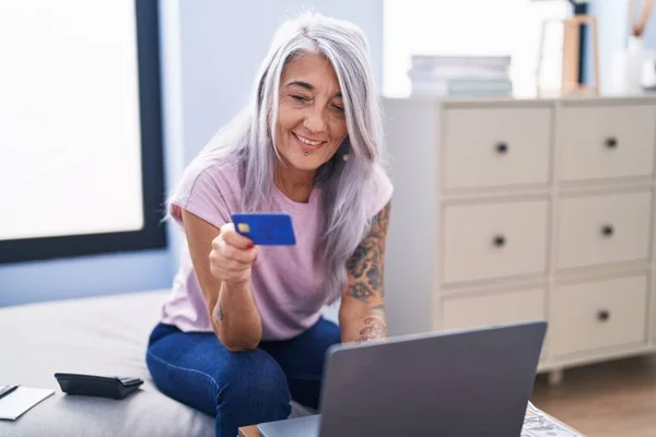 Жінка Середнього Віку Сірим Волоссям Використовує Ноутбук Кредитну Картку Сидячи — стокове фото