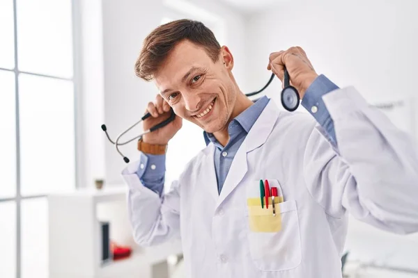 Young Man Doctor Smiling Confident Holding Stethoscope Clinic — ストック写真