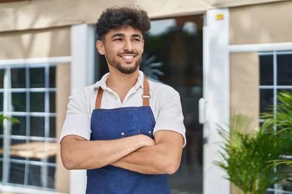 Jovem Árabe Homem Garçom Com Braços Cruzados Gesto Restaurante — Fotografia de Stock