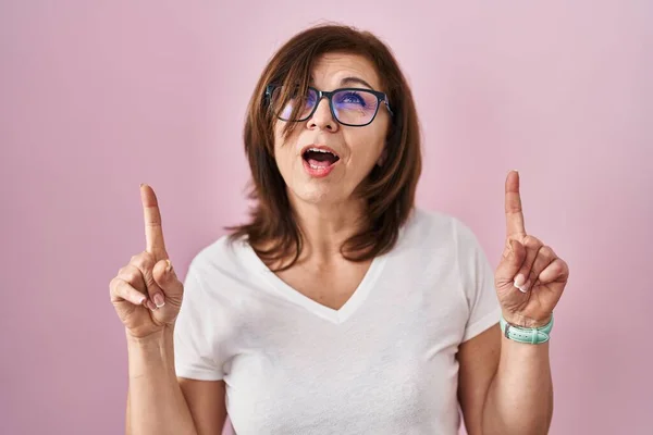 Middle Age Hispanic Woman Standing Pink Background Amazed Surprised Looking — Stock Photo, Image