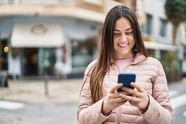 Młoda Kobieta Uśmiechnięta Pewnie Pomocą Smartfona Ulicy — Zdjęcie stockowe