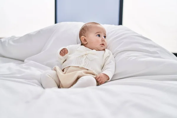 Adorável Bebê Relaxado Deitado Cama Quarto — Fotografia de Stock