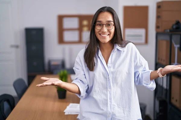 사무실에 히스패닉 여성은 명랑하게 웃으며 우호적 긍정적 자신감 인사를 — 스톡 사진