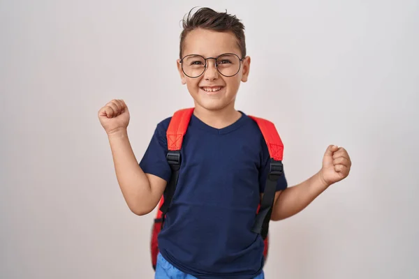 Menino Hispânico Vestindo Óculos Mochila Estudantil Gritando Orgulhoso Celebrando Vitória — Fotografia de Stock