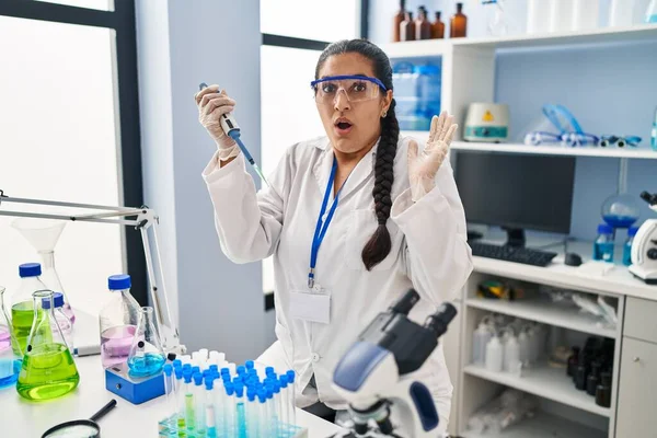 Jonge Latijns Amerikaanse Vrouw Werkt Bij Wetenschapper Laboratorium Bang Verbaasd — Stockfoto