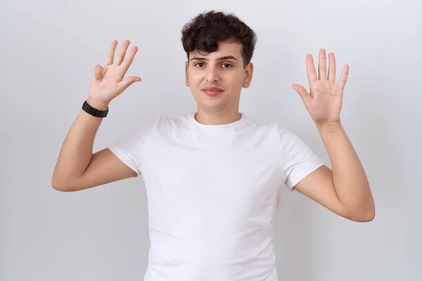 Joven Hombre Binario Con Camiseta Blanca Casual Mostrando Apuntando Hacia — Foto de Stock