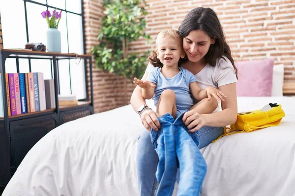 Mother Son Sitting Bed Preparing Child Wearing Clothes Bedroom — Stock Photo, Image