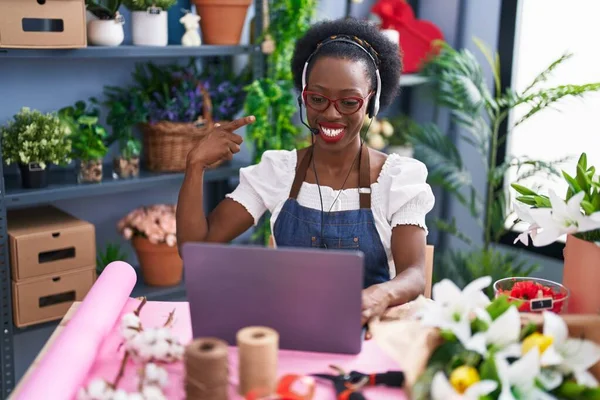 Afrikansk Kvinna Med Lockigt Hår Arbetar Blomsteraffär Gör Videosamtal Ler — Stockfoto