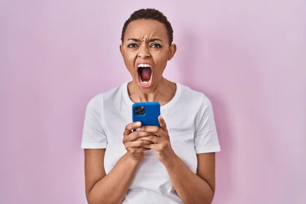 Beautiful African American Woman Using Smartphone Angry Mad Screaming Frustrated — Stock Photo, Image