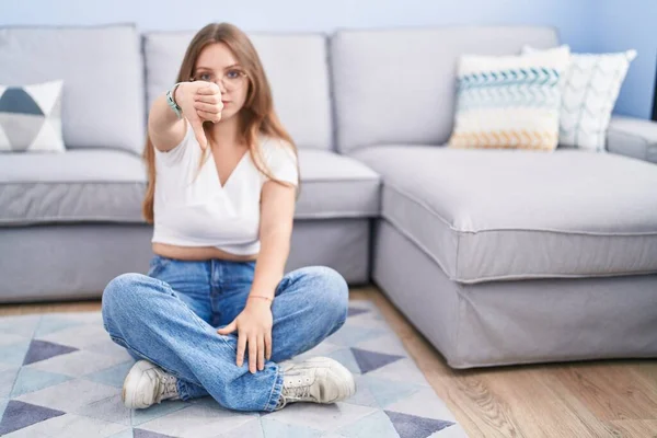 Genç Beyaz Bir Kadın Oturma Odasında Yerde Oturuyor Mutsuz Kızgın — Stok fotoğraf