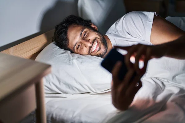 Jeune Homme Hispanique Utilisant Smartphone Couché Sur Lit Dans Chambre — Photo