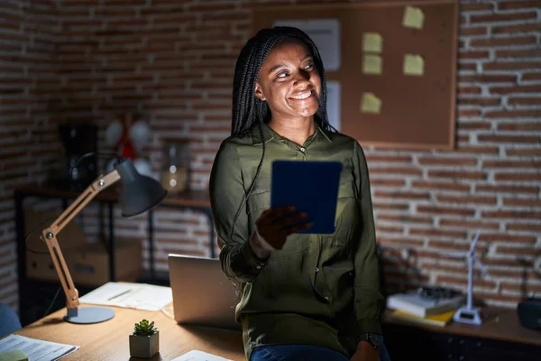Junge Afroamerikanerin Mit Zöpfen Die Nachts Büro Arbeiten Und Mit — Stockfoto