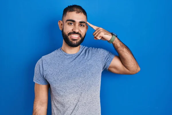 Nahost Mann Mit Bart Auf Blauem Hintergrund Lächelnd Mit Einem — Stockfoto