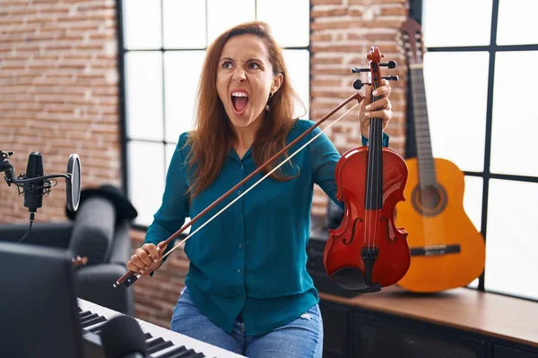 Mulher Morena Tocando Violino Irritado Louco Gritando Frustrado Furioso Gritando — Fotografia de Stock