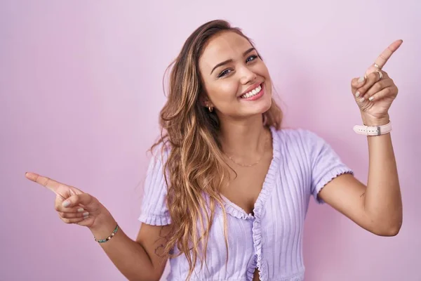 Young Hispanic Woman Standing Pink Background Smiling Confident Pointing Fingers — Stockfoto