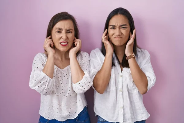 西班牙裔母亲和女儿一起 用手指捂住耳朵 对嘈杂的音乐感到恼怒 聋人概念 — 图库照片