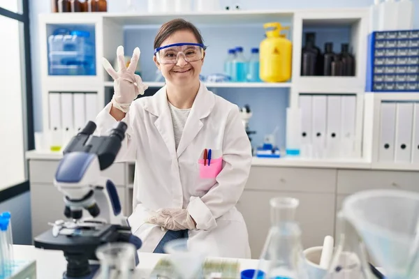 증후군을 히스패닉 소녀는 과학자 실험실에서 긍정적으로 웃으면서 손가락으로 괜찮은 사인을 — 스톡 사진