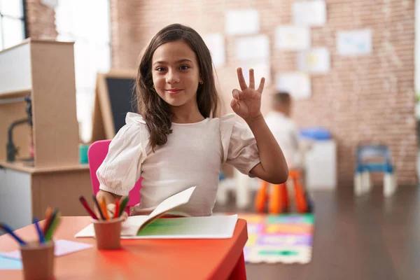 Pequena Menina Hispânica Pintura Escola Fazendo Sinal Com Dedos Sorrindo — Fotografia de Stock