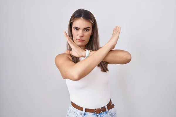Mulher Jovem Hispânica Sobre Fundo Branco Expressão Rejeição Cruzando Braços — Fotografia de Stock