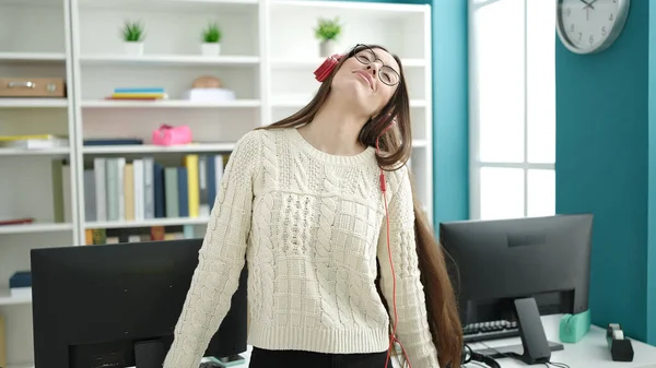 Joven Hermosa Estudiante Hispana Sonriendo Confiada Escuchando Música Universidad Biblioteca —  Fotos de Stock