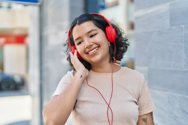 Νεαρή Γυναίκα Χαμογελά Αυτοπεποίθηση Ακούγοντας Μουσική Στο Δρόμο — Φωτογραφία Αρχείου