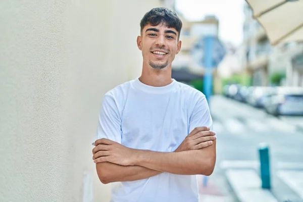 Junger Spanischer Mann Steht Mit Verschränkten Armen Auf Der Straße — Stockfoto