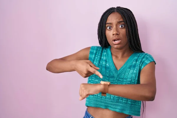 Fiatal Afro Amerikai Copfos Áll Rózsaszín Háttér Siet Hogy Néz — Stock Fotó