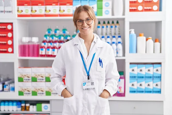 Joven Chica Rubia Farmacéutico Sonriendo Confiado Pie Farmacia — Foto de Stock
