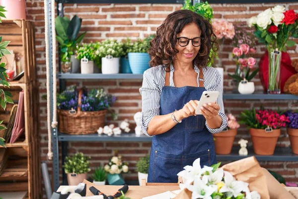 Middle Age Woman Florist Smiling Confident Using Smartphone Flower Shop — Stock Fotó