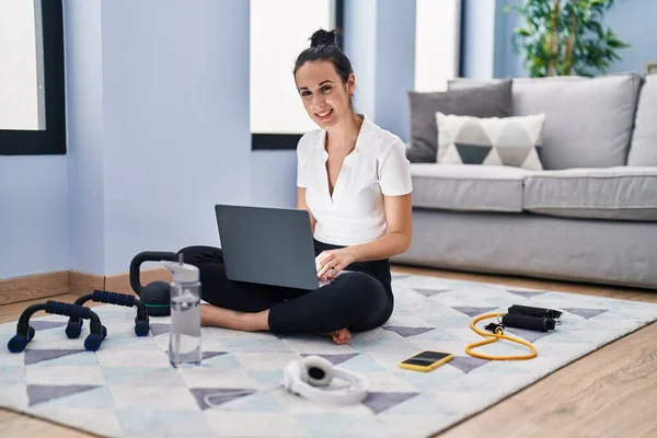 Genç Beyaz Kadın Spor Laptopunu Evde Yerde Otururken Kullanıyor — Stok fotoğraf