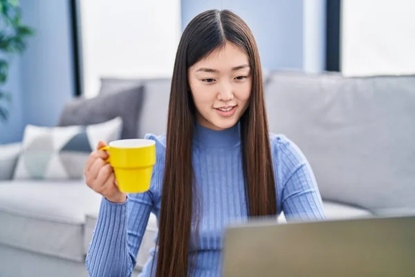 Κινέζα Γυναίκα Που Χρησιμοποιεί Φορητό Υπολογιστή Και Πίνοντας Καφέ Κάθεται — Φωτογραφία Αρχείου