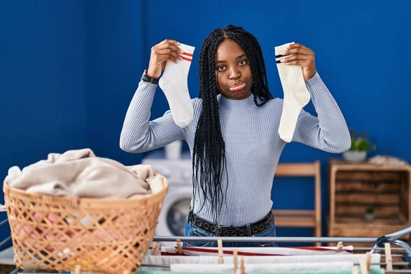 Mujer Afroamericana Sosteniendo Calcetines Deprimidos Preocupados Por Angustia Llorando Enojado —  Fotos de Stock