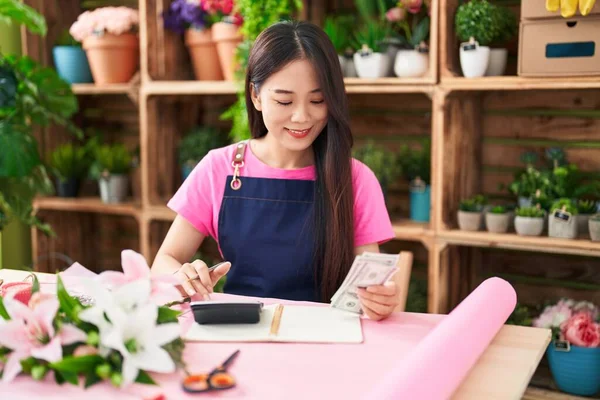 Wanita Muda Cina Toko Bunga Tersenyum Percaya Diri Menghitung Dolar — Stok Foto