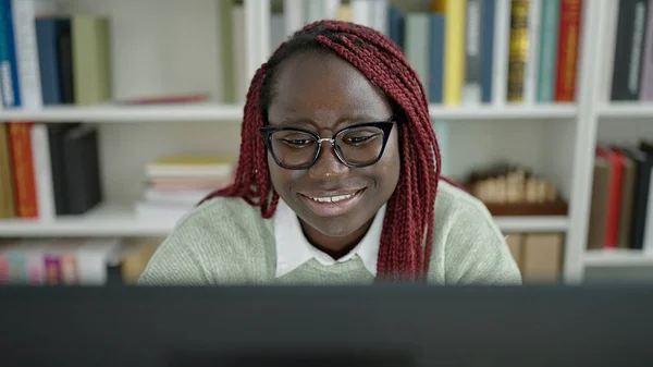 Femme Africaine Avec Étudiant Cheveux Tressés Utilisant Ordinateur Bibliothèque Universitaire — Photo