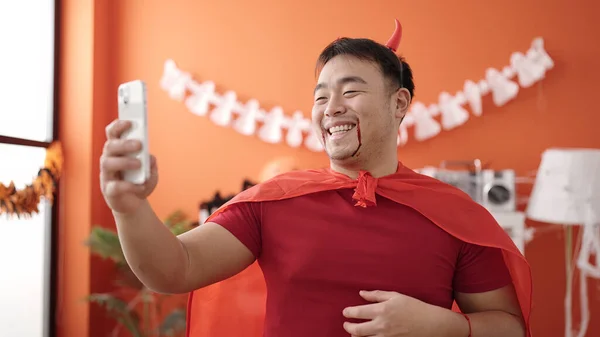 Joven Hombre Chino Con Traje Diablo Hacer Selfie Por Teléfono —  Fotos de Stock