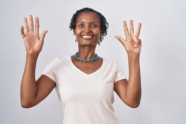 Donna Africana Con Dreadlocks Piedi Sfondo Bianco Mostrando Indicando Con — Foto Stock