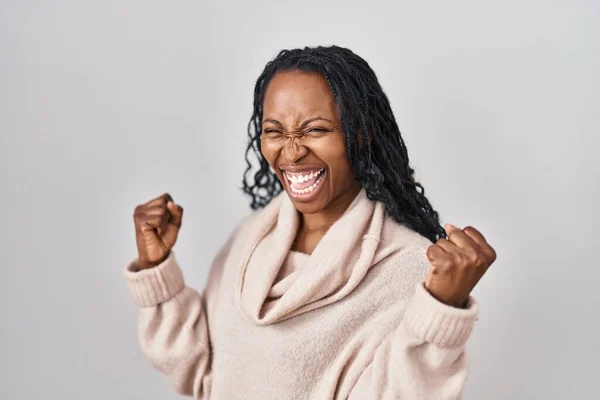 Африканская Женщина Стоящая Белом Фоне Счастлива Взволнована Делая Жест Победителя — стоковое фото