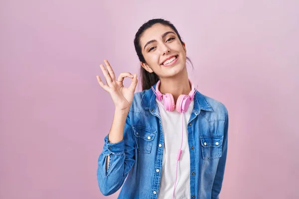 Jonge Mooie Vrouw Staan Roze Achtergrond Lachend Positief Doen Teken — Stockfoto