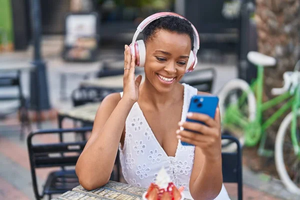 Afrikaans Amerikaanse Vrouw Eten Ijs Luisteren Naar Muziek Coffeeshop Terras — Stockfoto