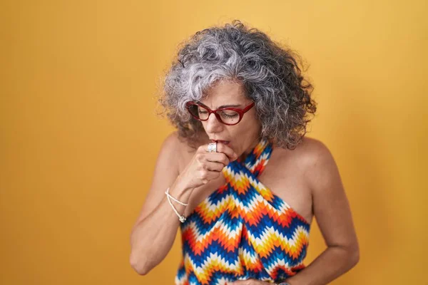 Mujer Mediana Edad Con Pelo Gris Pie Sobre Fondo Amarillo — Foto de Stock