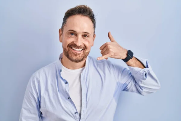 Middle Age Caucasian Man Standing Blue Background Smiling Doing Phone — Stock Photo, Image